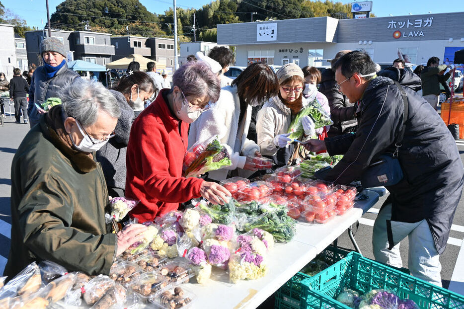 新鮮な野菜が並んだマルシェ＝掛川市高御所のミソラタウン掛川