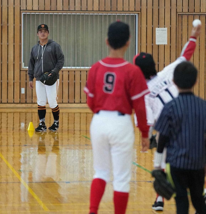 ＜応援しよう能登！スポーツフェスタ＞子供たちと笑顔でキャッチボールする山瀬（撮影・沢田　明徳）