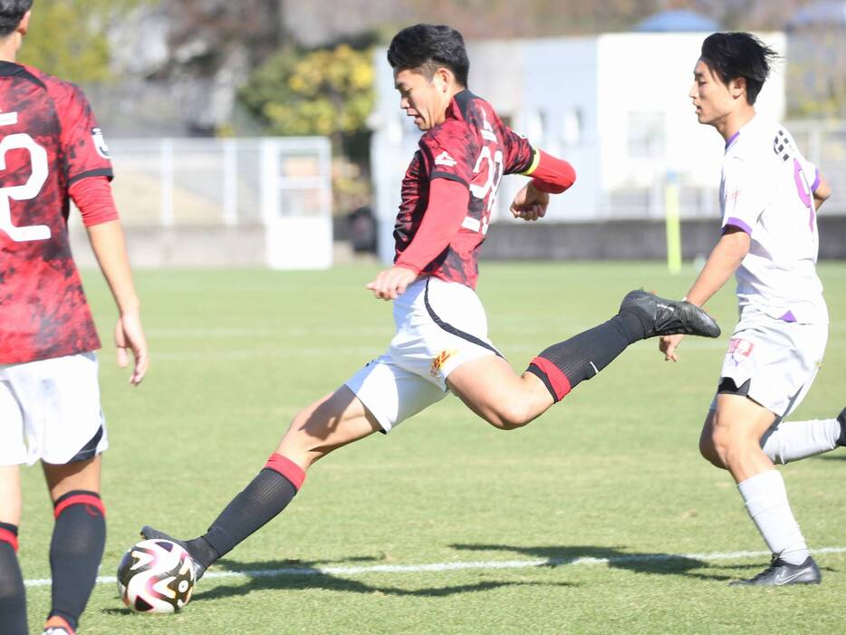 188cm、84kgの大型CB阿部慎太朗主将(3年=リベロ津軽SC U-15出身)が浦和レッズユースを支え、プレミアリーグ昇格(Taro YOSHIDA)