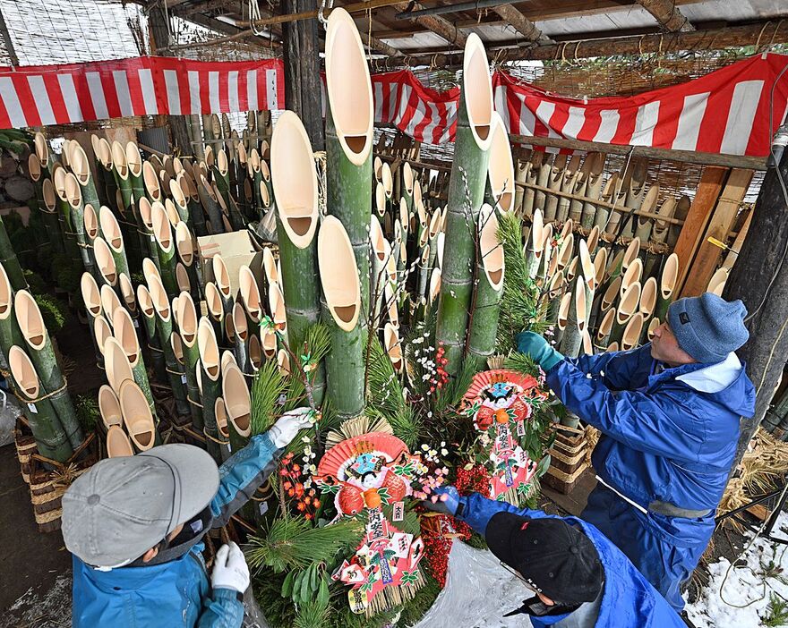 造園会社の作業場で華やかに飾り付けられる大型の門松＝20日午前、黒石市西馬場尻