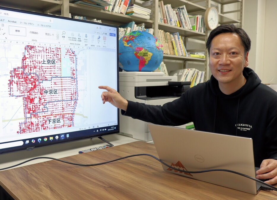 京都市内の「いけず石」について市民から情報を募り、マップ化する研究を始めた埴淵准教授（京都市左京区・京都大）