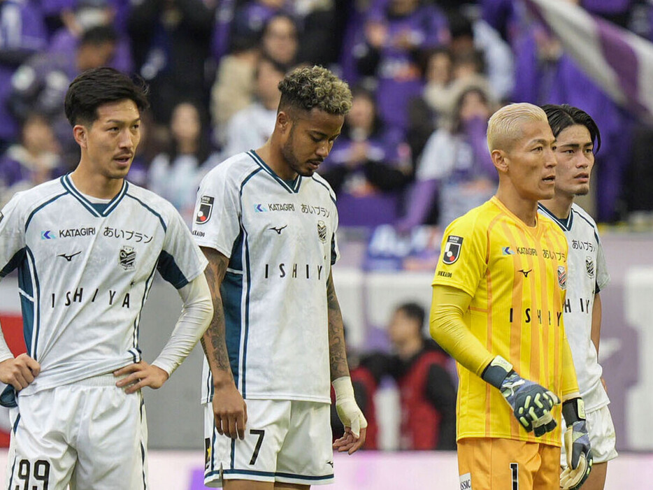 サンフレッチェ広島に敗れ、肩を落とす北海道コンサドーレ札幌の選手たち photo by Kyodo news