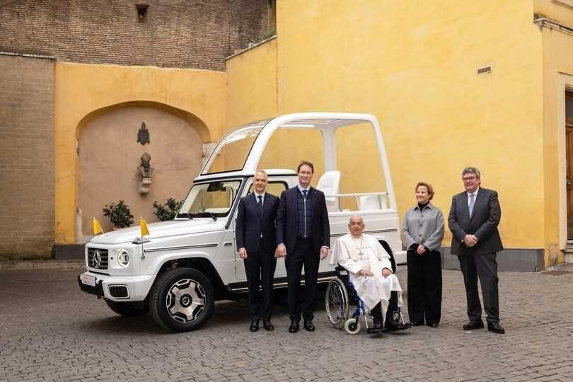 ローマ教皇はメルセデス初の完全電動車、ポープモービルを受領した。