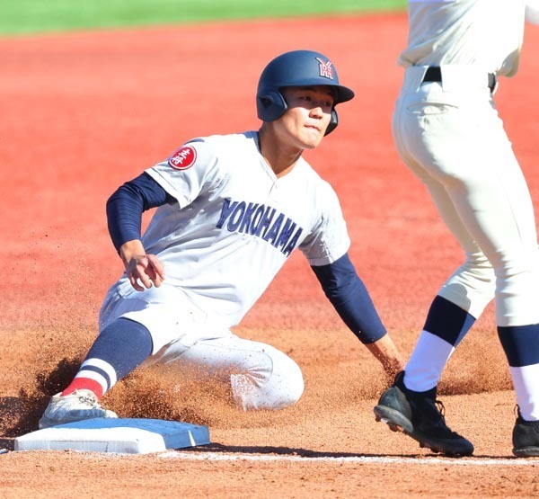 明治神宮大会を制した横浜の走塁（Ｃ）日刊ゲンダイ