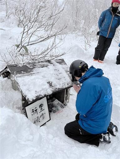 ゲレンデへの豊かな降雪を祈願するスタッフ=12月11日、福井県勝山市の法恩寺山