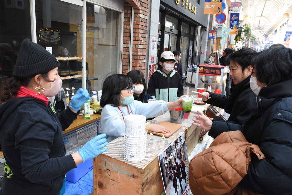 スムージー屋さんを体験する児童=岡山県津山市で