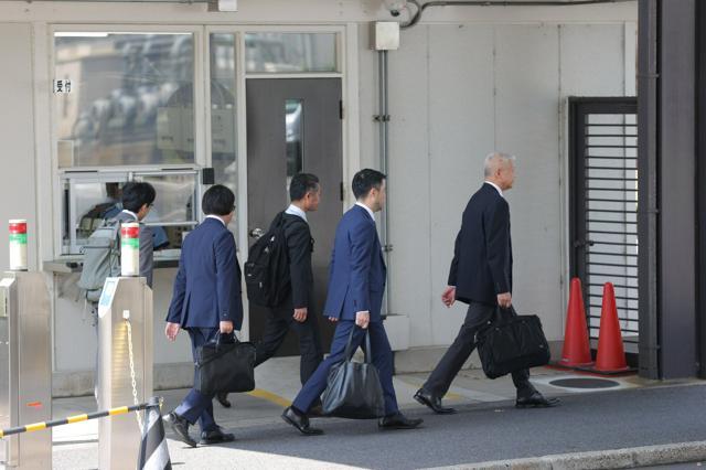 型式指定の認証不正でトヨタ自動車本社に立ち入り検査に入る国土交通省の職員ら=2024年6月4日、愛知県豊田市