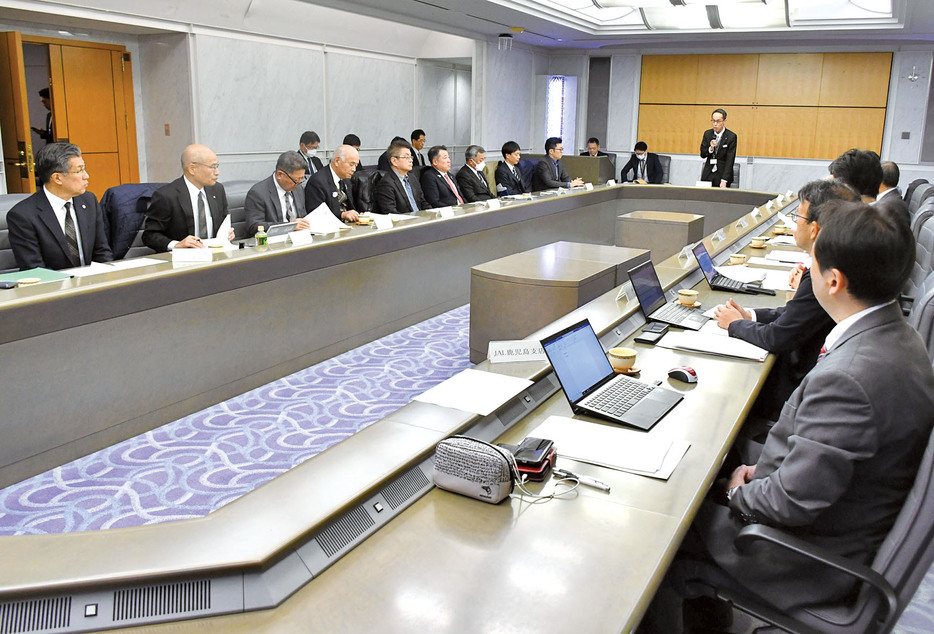 運航費補助対象路線を決めた県奄美地域離島航空路線協議会＝19日、鹿児島市の県庁