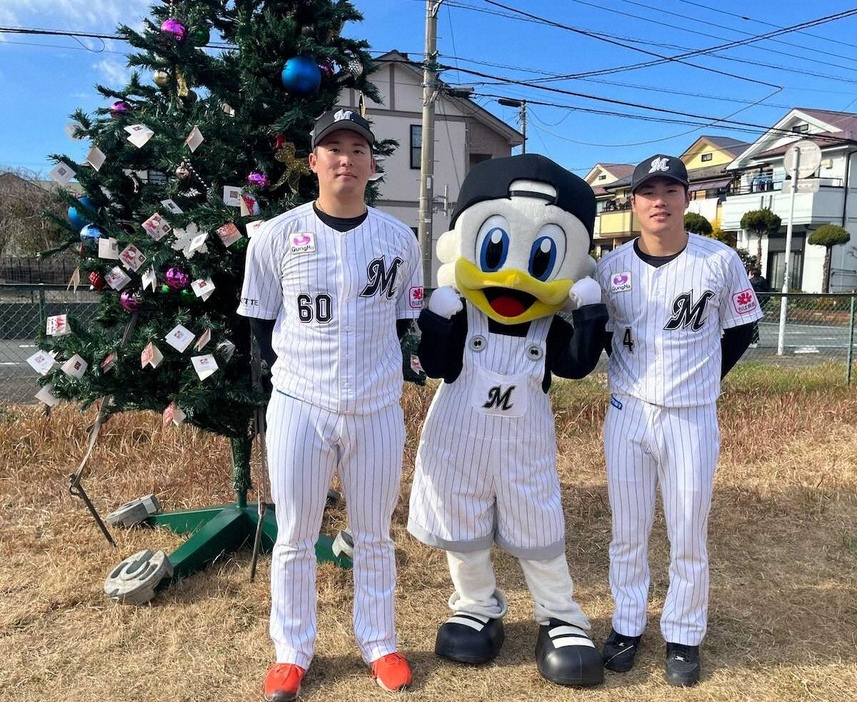 野球教室に参加した（左から）ロッテの横山、球団公式マスコットのズーちゃん、友杉