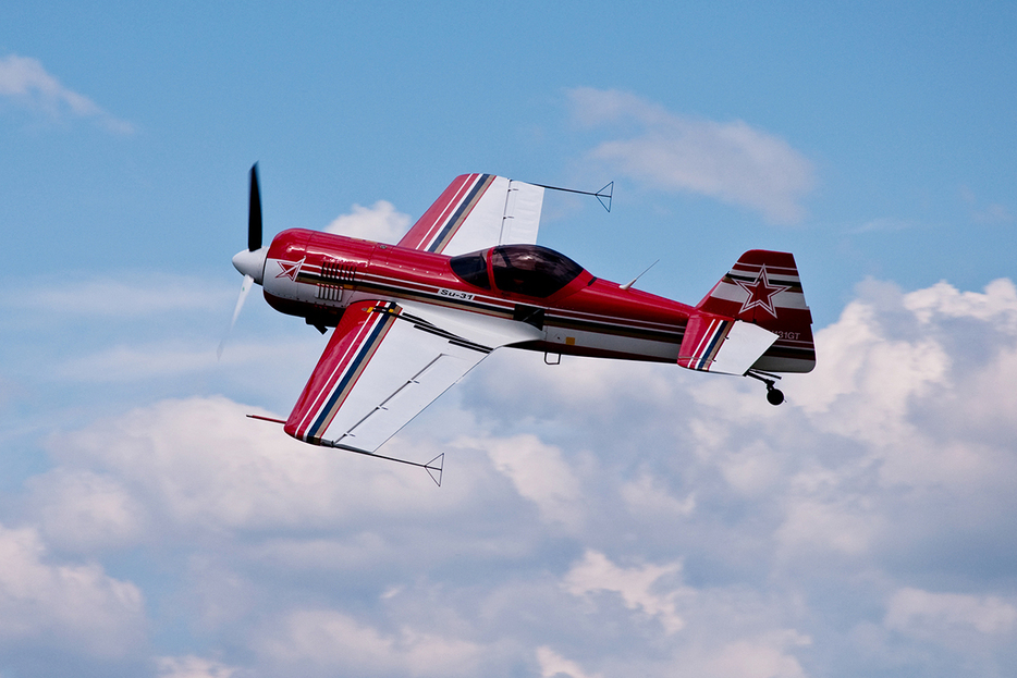 2016年5月、ウクライナ北東部ハルキウ市郊外の飛行場上空を飛ぶYak-52練習機（bunbomi / Shutterstock.com）