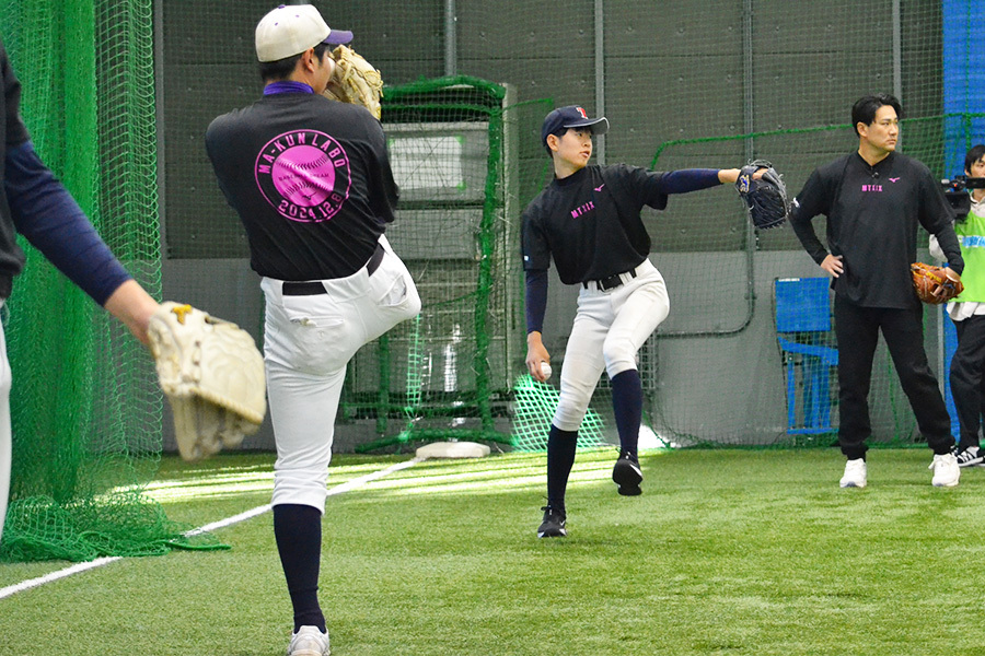 参加した中学生を「ボールの扱い方が上手」と田中は称賛【写真：佐々木亨】