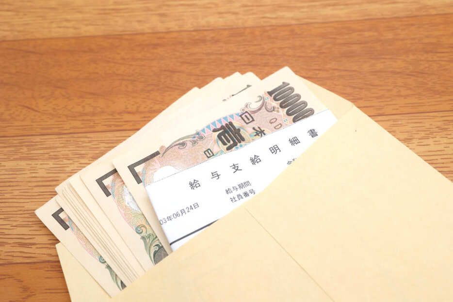 「年収300万円」の社会人。父が「家族を食べさせて一人前」と言うけれど、正直1人暮らしもギリギリです。年収がいくらあれば家庭をもてるでしょうか？