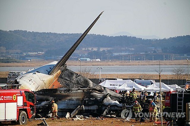 韓国南西部、全羅南道にある務安国際空港で29日午前9時7分ごろ、旅客機が胴体着陸を試みて失敗する事故が発生した。乗客乗員181人のうち2人が救助されたが、多数の死傷者が出ているもようだ。外壁に衝突して大破した旅客機＝（聯合ニュース）