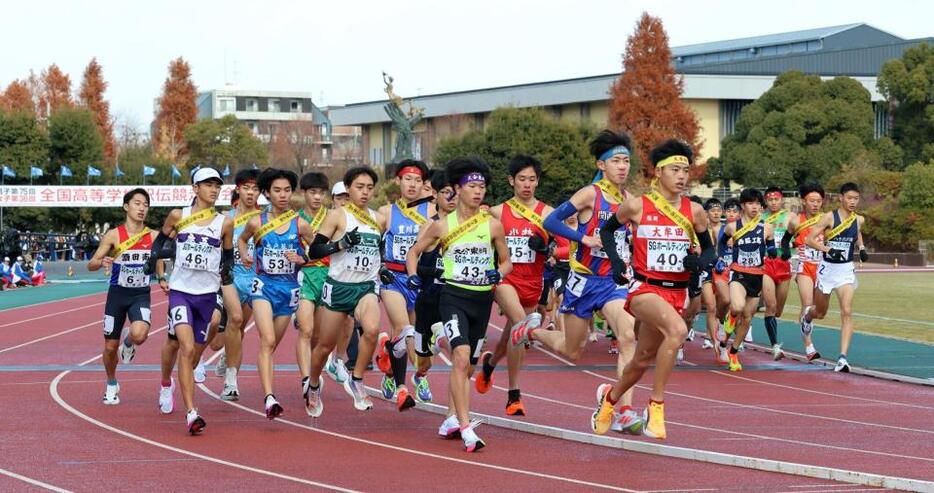 　スタートする各校の選手たち（撮影・山口登）