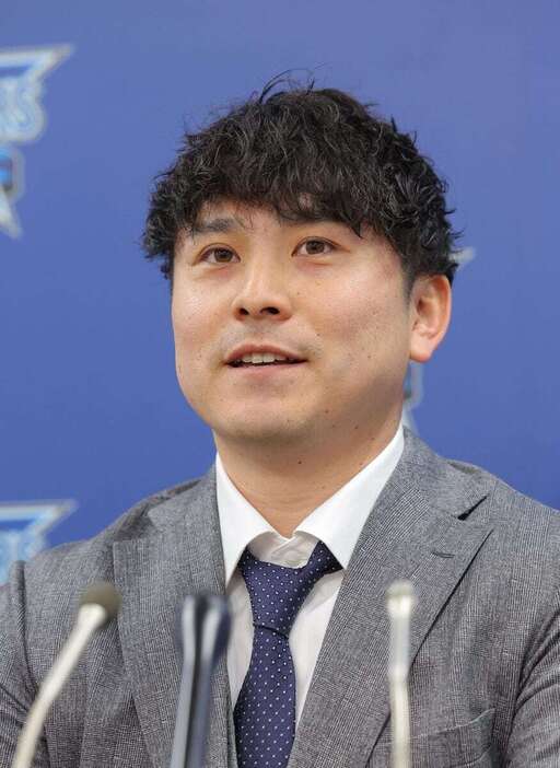 契約更改を終えて記者会見するDeNAの佐野恵太外野手＝横浜市中区（福島範和撮影）