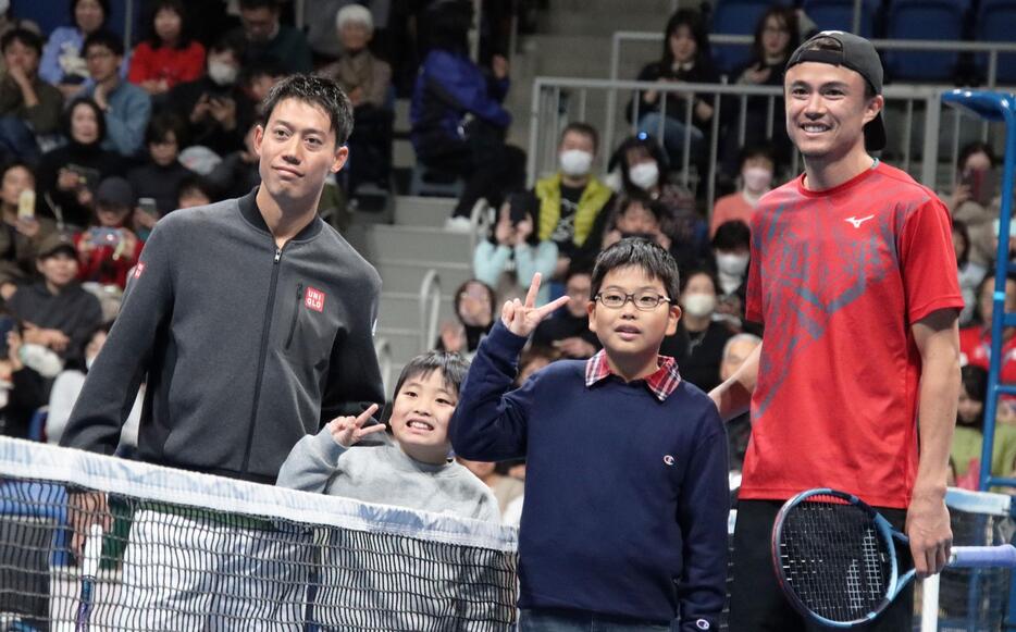 エスコートキッズと記念撮影する錦織圭とダニエル太郎[画像/tennis365.net]