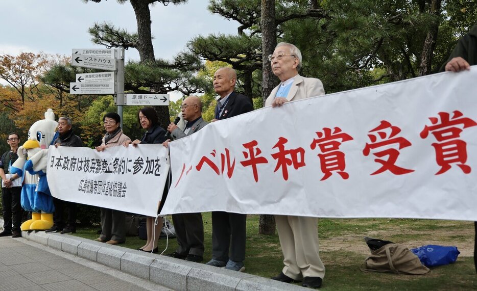 政府に核禁条約の批准を訴える被爆者7団体＝11月22日、広島市