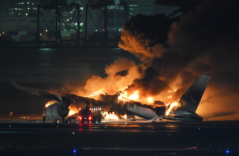 着陸時に海保機と衝突し炎上した日航機＝羽田空港で2024年1月2日午後7時5分、手塚耕一郎撮影