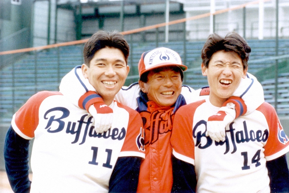 1991年3月、野茂英雄投手（左）、仰木監督（中）と笑顔を浮かべる近鉄時代の阿波野秀幸投手（右）