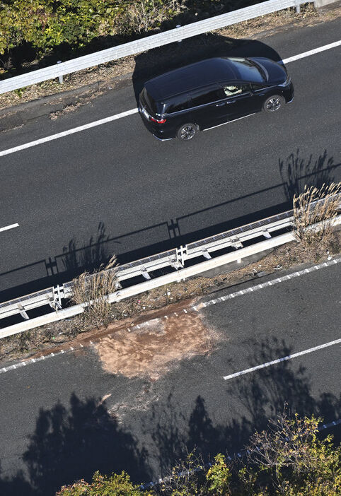 車が逆走し正面衝突の事故が起きた国道1号浜名バイパス下り線の現場付近＝17日午前9時48分、浜松市中央区（本社ヘリ「ジェリコ1号」から）