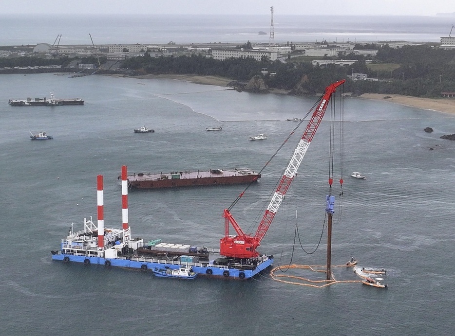 沖縄県名護市辺野古沖の大浦湾で、くい打ち作業をするクレーン船＝8月