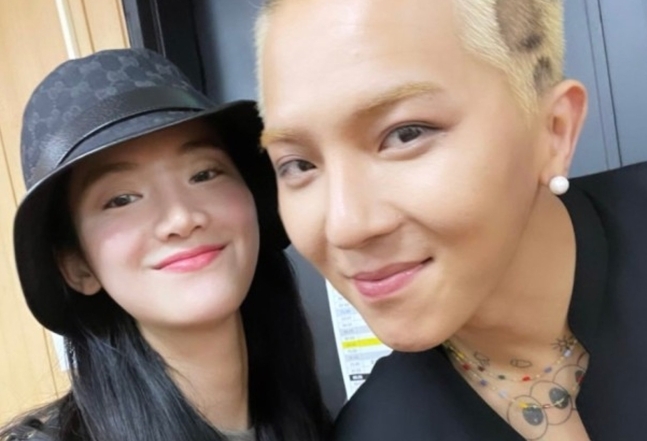 女優パク・ジュヒョン（左）とＷＩＮＮＥＲのＭＩＮＯ（ミノ）。［インスタグラム　キャプチャー］