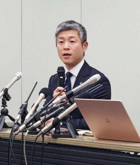 新たな後継候補を隣に記者会見を開く大阪府四條畷市の東修平市長＝3日午後、大阪市北区