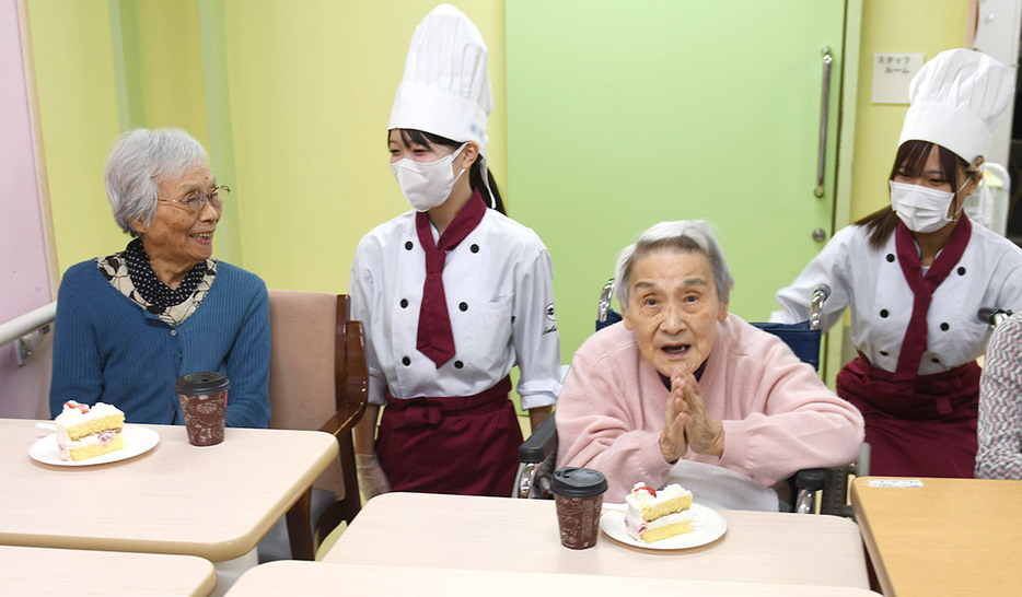 お年寄りにケーキを振る舞った生徒たち＝１９日、小田原市城山のジョイアス城山