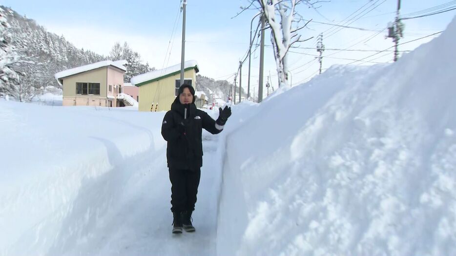 記者の身長を超える大雪