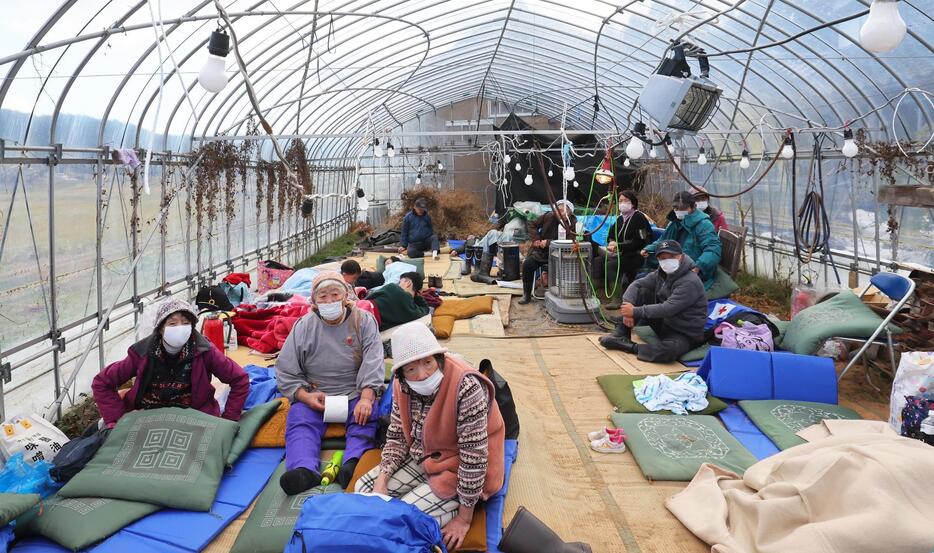 能登半島地震でビニールハウスを避難所にして過ごす住民たち＝石川県輪島市で2024年1月2日、長谷川直亮撮影