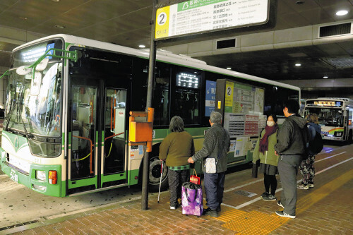 運転手不足を背景に減便が続いている阪神バス（尼崎市で）