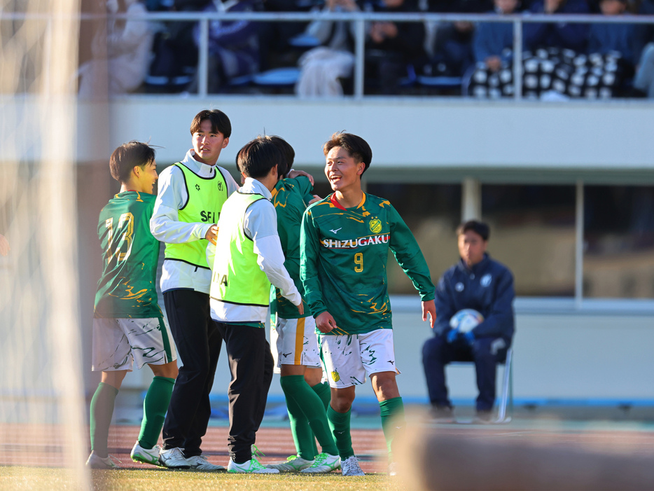 2点目を記録した静岡学園高FW乾皓洋(3年=9番)(写真協力『高校サッカー年鑑』)(HIGH SCHOOL SOCCER YEARBOOK)