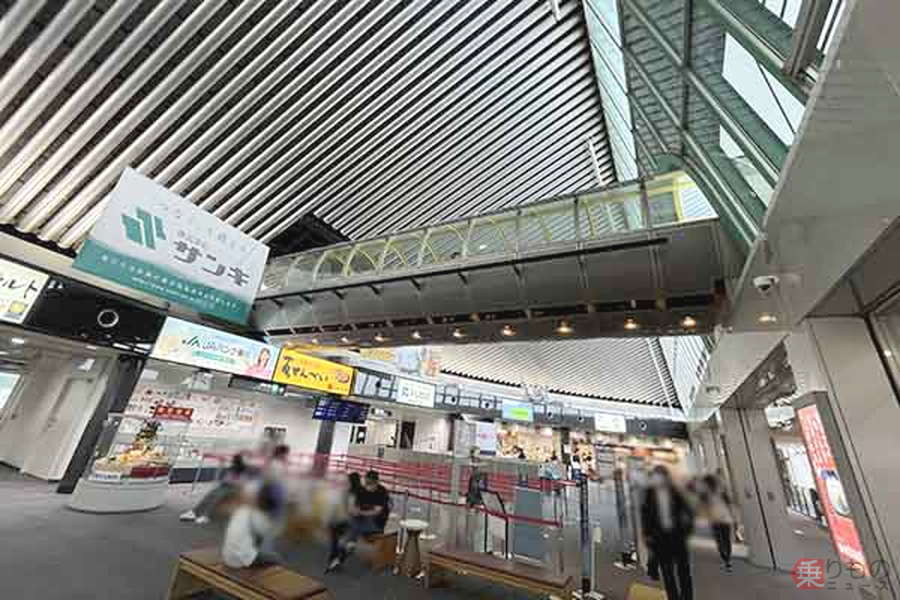 高松空港の館内（山口真紀子撮影）。