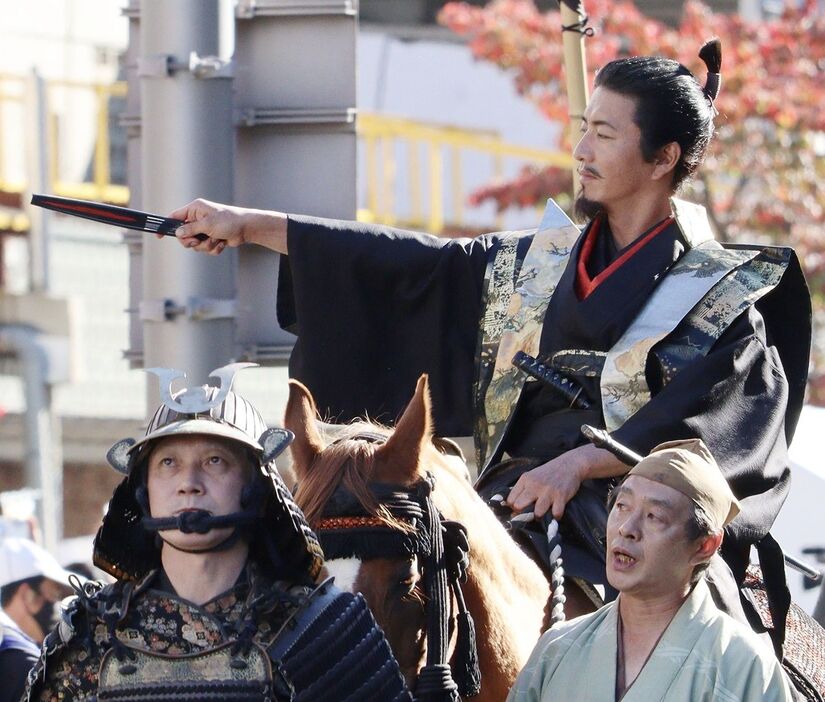 騎馬武者行列で声援に応える俳優の木村拓哉さん＝2022年11月6日 - 写真＝時事