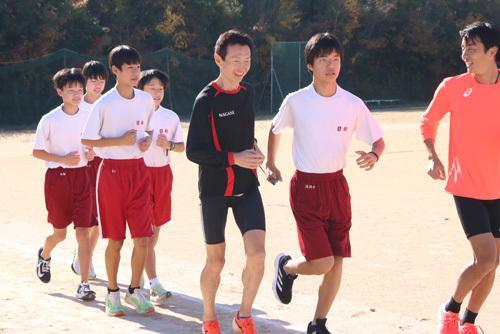 陸上部と走る和田選手と長谷部さん（右）