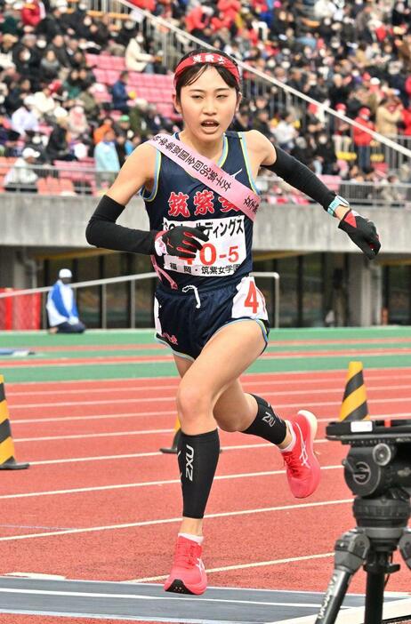 7位でフィニッシュする筑紫女学園の佐々木玲奈（撮影・軸丸雅訓）