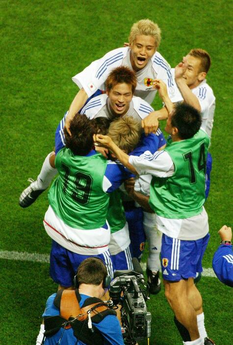 2002年6月、W杯韓国・日本大会　日本対ベルギー　鈴木隆行の同点ゴールに駆け寄る稲本、柳沢、中田英寿ら