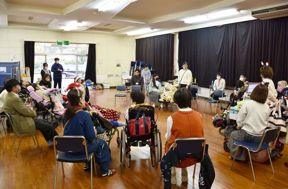 医療的ケア児らの交流会。災害時避難について不安の声も出た＝姶良市の脇元地区公民館