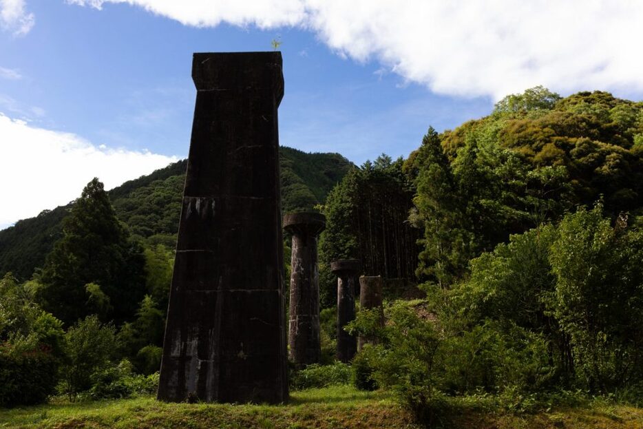 未完成のまま、その姿を現代に残す「幻の鉄道路線」とは