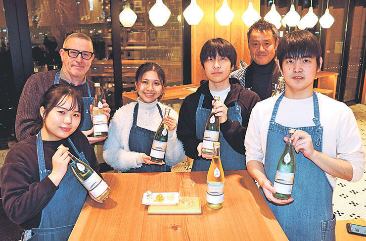 日本酒をPRする学生