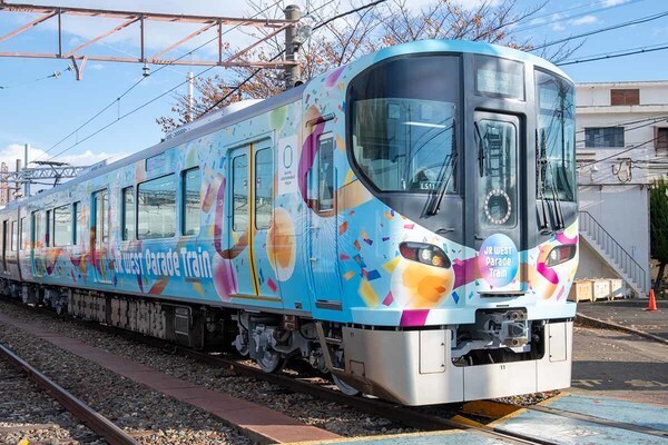 JR西日本の323系電車「JR WEST Parade Train」（鶴原早恵子撮影）。