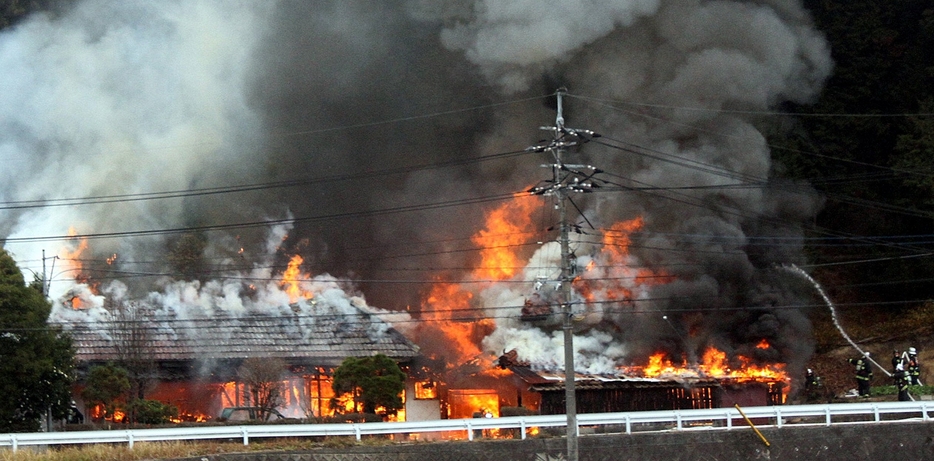 炎を上げて燃える民家（17日午前10時30分）