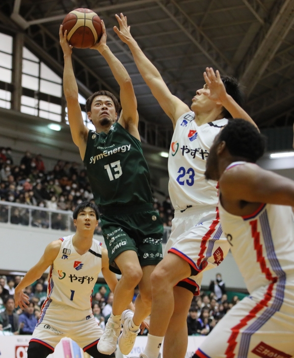 神戸の選手のシュートにブロックへ行く福岡・村上（23）＝Bリーグ提供