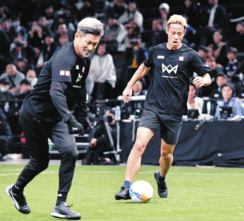 三浦知良（左）とプレーする本田圭佑