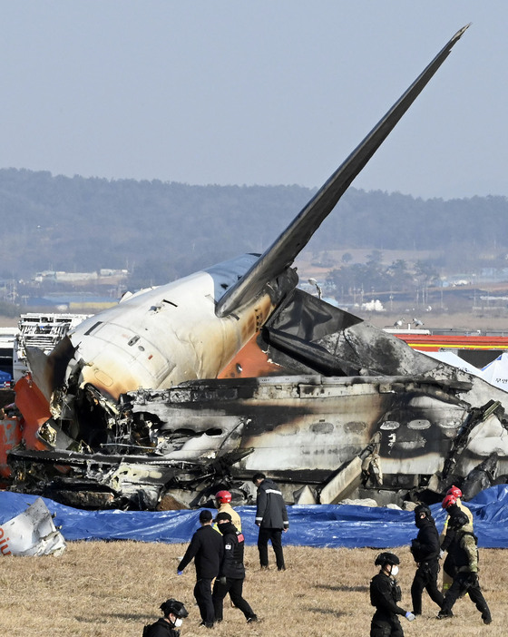 韓国南西部全羅南道の務安国際空港で炎上した航空機＝29日（共同）