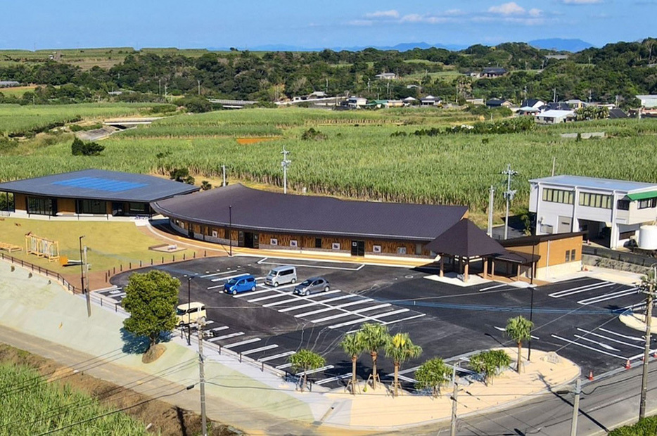 徳之島町花徳に完成した道の駅「とくのしま」。左の建物は世界遺産センター（同町提供）