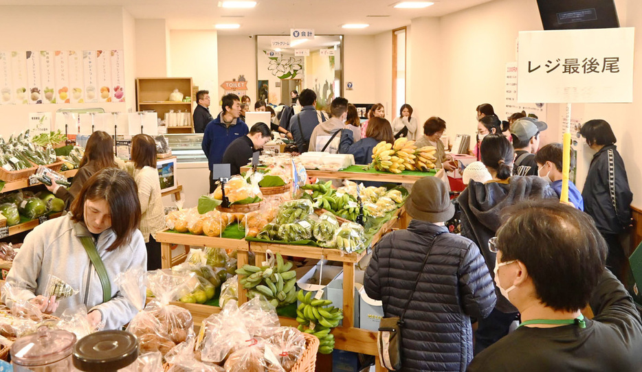 買い物客でにぎわった物販コーナー＝15日、鹿児島県徳之島町花徳