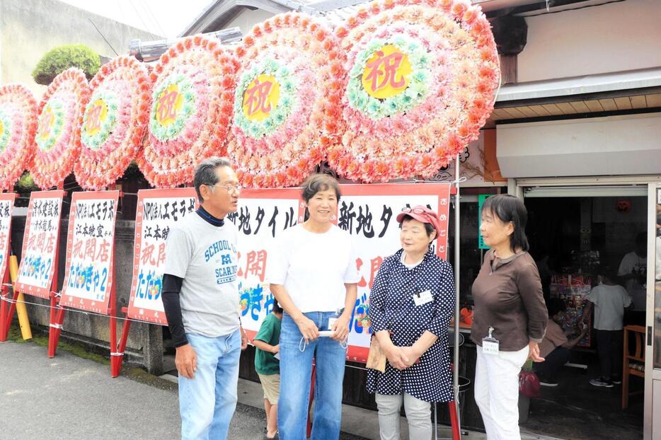 再開を喜ぶ「ただっきゃ再興委員会」の４人＝南あわじ市阿万下町