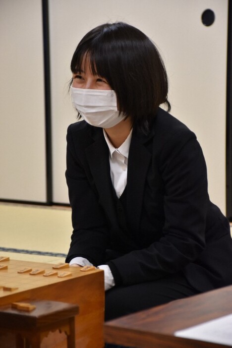 デビュー戦で勝利し、感想戦で笑顔を見せる中七海女流三段＝大阪府高槻市の関西将棋会館で2024年12月19日、新土居仁昌撮影