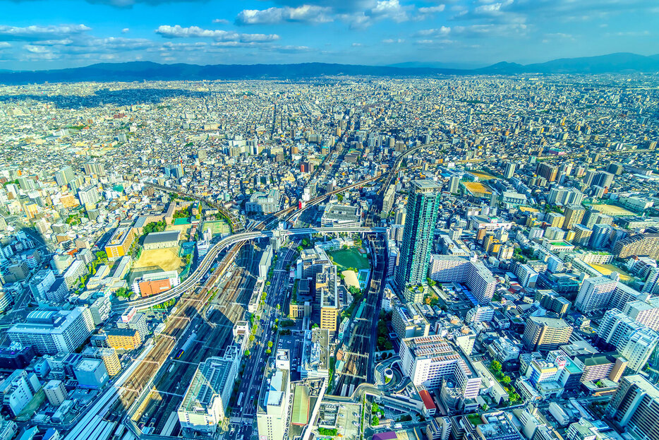 JR天王寺駅付近。画面の右奥にJR阪和線が延びる。 (c) oka - stock.adobe.com